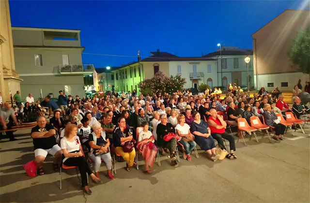 Il pubblico alla parrocchia del rione Porto per l'appuntamento con il teatro dialettale