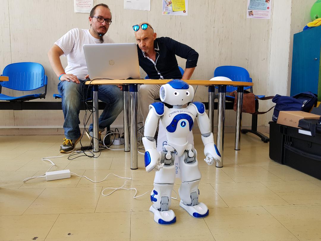 Ospedale Salesi, robot umanoide spiega al bambino l’intervento: «Non ti preoccupare, Roberto e i suo amici dottori sanno cosa fare»