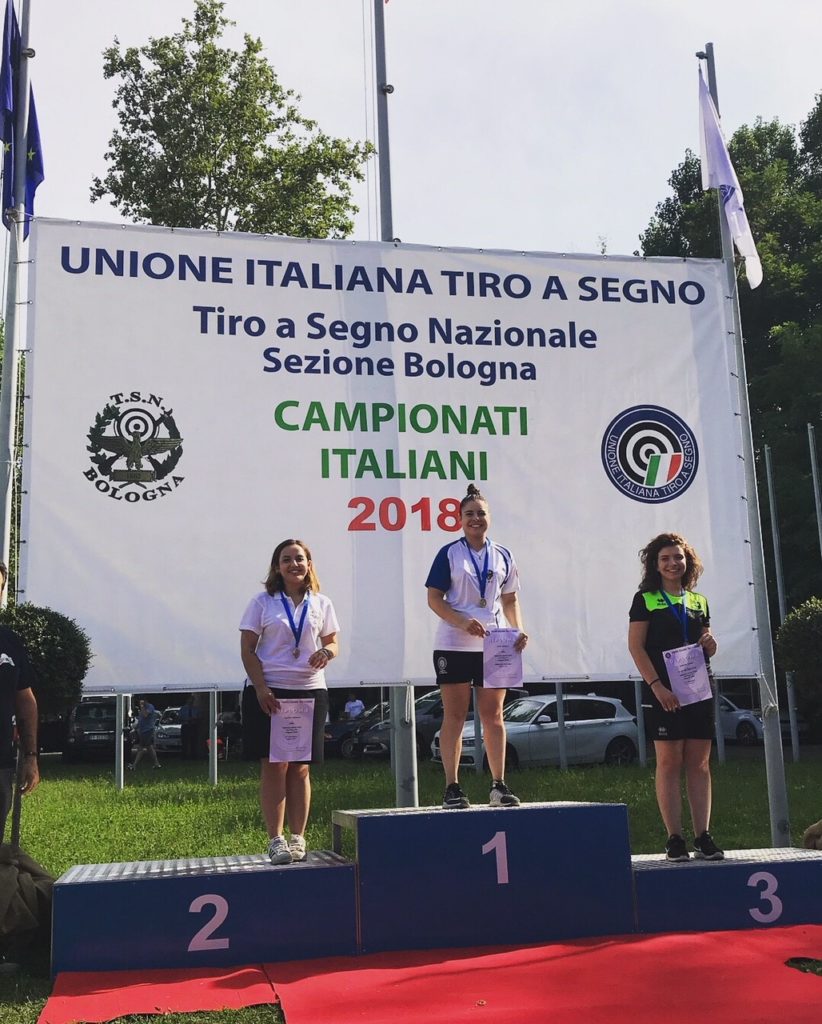 Rebecca Lesti sul podio con l'oro tricolore nella Pistola Sportiva a metri 25.