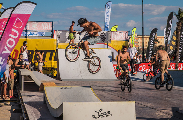 Evoluzioni con le Bmx sulla spiaggia di Senigallia