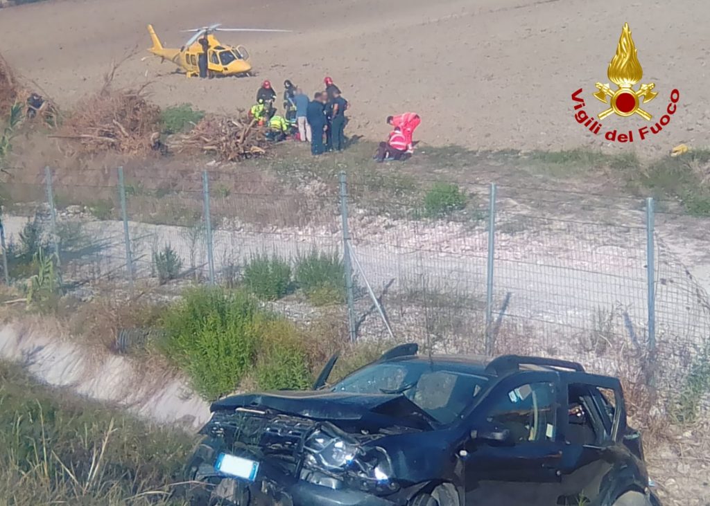 L'auto finita fuori strada