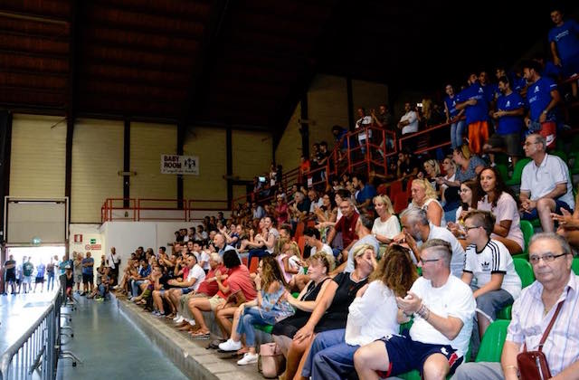 Il PalaGuerrieri subito affollato per il raduno della Janus Fabriano (foto di Martina Lippera)