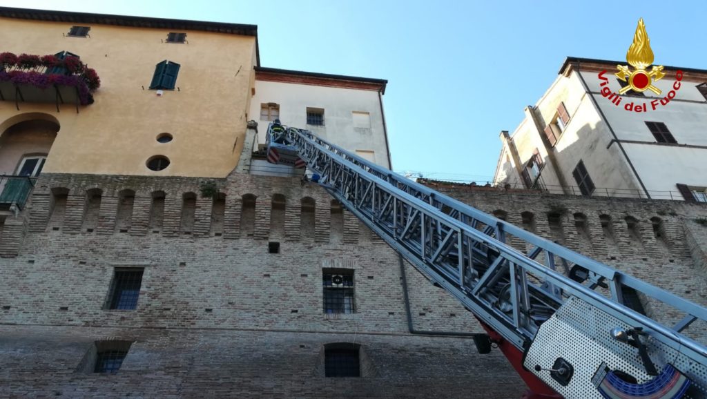 L'autoscala dei pompieri sulle mura cittadine