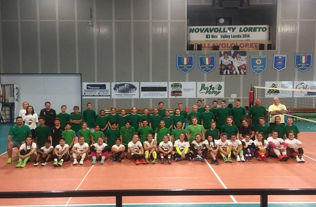 Una foto di gruppo del campus Nova Volley