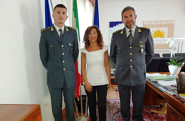 Signorini con il tenente Matteo De Gasperis (a sinistra) e il luogotenente cariche speciali Francesco Cavuoto