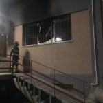 La finestra della stanza dove sono partite le fiamme