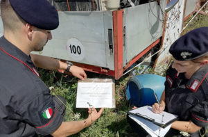L'apposizione dei sigilli nell'area posta sotto sequestro dai Carabinieri Forestali di Arcevia