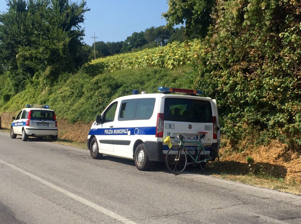 La bici dove era in sella l'anziano e i vigili urbani sul posto per i rilievi