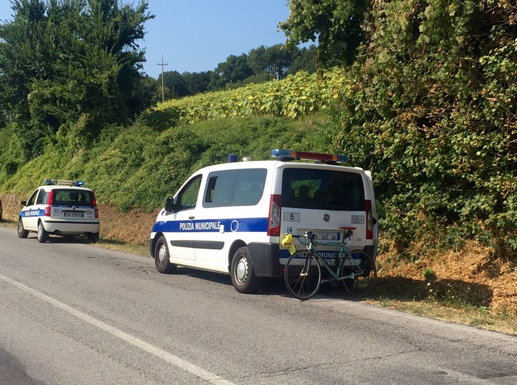 La bici dove era in sella l'anziano e i vigili urbani sul posto per i rilievi