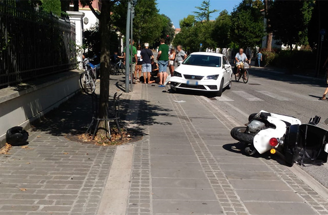 L'incidente a Senigallia tra un'auto e uno scooter