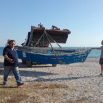 Rimozione di uno dei natanti lasciati in spiaggia a Senigallia