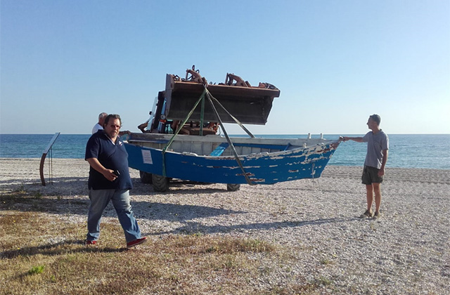 Rimozione di uno dei natanti lasciati in spiaggia a Senigallia