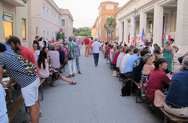 La pastasciuttata antifascista in via Oberdan a Senigallia