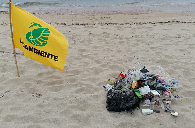 I rifiuti in plastica trovati dai volontari Legambiente delle Marche durante l'indagine Beach Litter