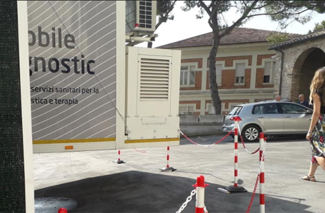 La risonanza magnetica mobile all'esterno dell'ospedale di Senigallia