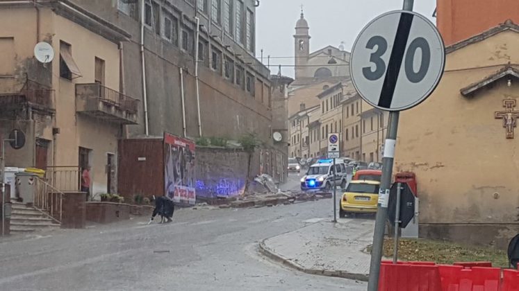La parete crollata in via Roma (foto di Lorenzo Fiorentini presa dal gruppo Fb Jesi Ieri Oggi e Domani)