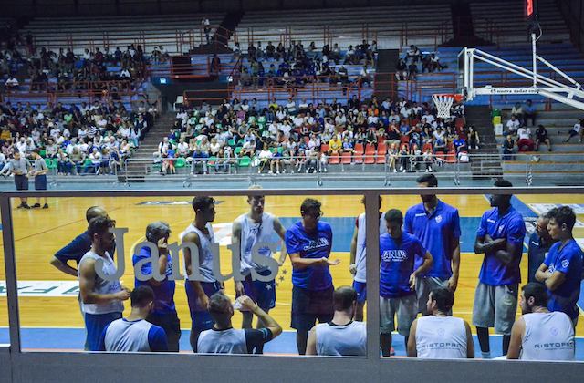 Un time out di coach Fantozzi durante l'amichevole tra Janus Fabriano e Civitavecchia (foto di Martina Lippera)