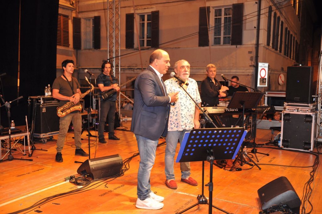 Nino Frassica sul palco con il sindaco Simone Pugnaloni