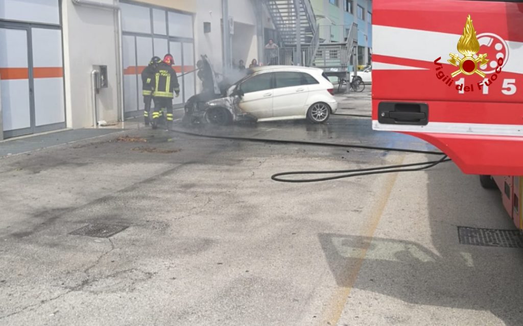 Jesi incendio auto