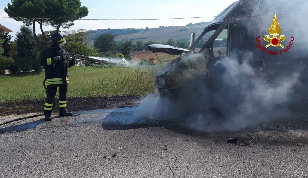Il furgone che ha preso fuoco a Casenuove di Osimo