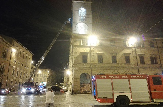 L'intervento dei vigili del fuoco in pieno centro storico a Osimo