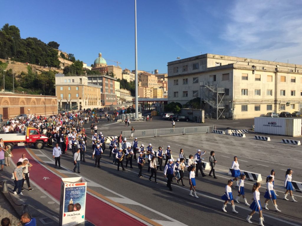 La processione via terra