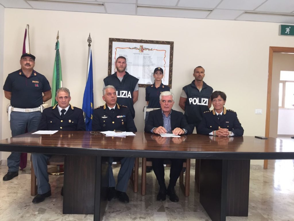 Il capo della squadra mobile Carlo Pinto con il questore Oreste Capocasa, il capo delle Volanti Cinzia Nicolini e il vice della squadra mobile Michele Morra