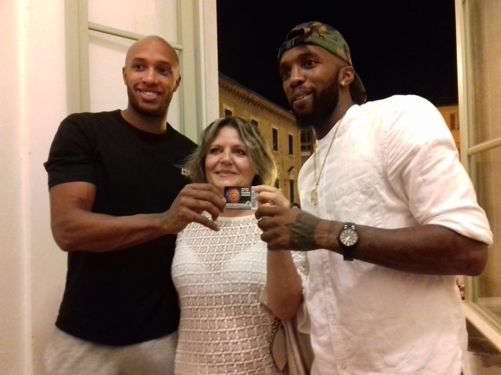 I giocatori della Termoforgia Andre Jones e Kevin Dillard consegnano a Stefania Costantini l'abbonamento messo in palio dalla società di basket