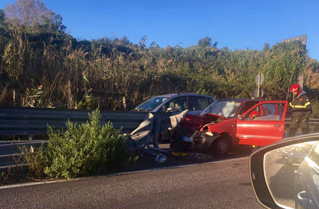 L'auto finita contro la cuspide del guardrail (foto gentilmente concessa da Matteo Naspetti)