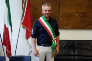 Il sindaco di Fabriano, Gabriele Santarelli con la fascia tricolore