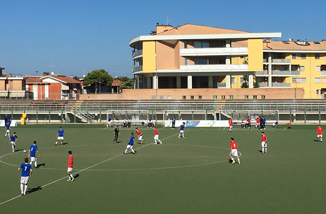 La partita tra Marche (maglia azzurra) e Sardegna durante i campionati studenteschi a Senigallia