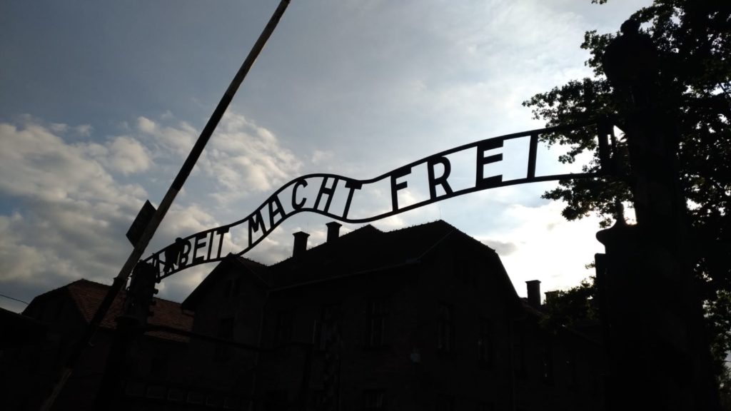 L'ingresso del campo di concentramento di Auschwitz