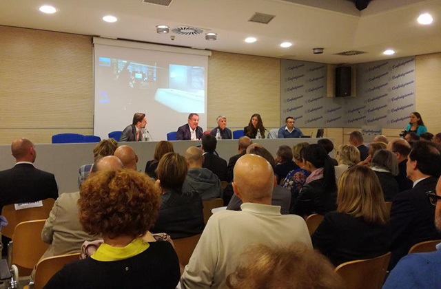 Antonio Di Bella e Filippo Nanni (al centro) ospiti ad Ancona del Festival del giornalismo d'inchiesta