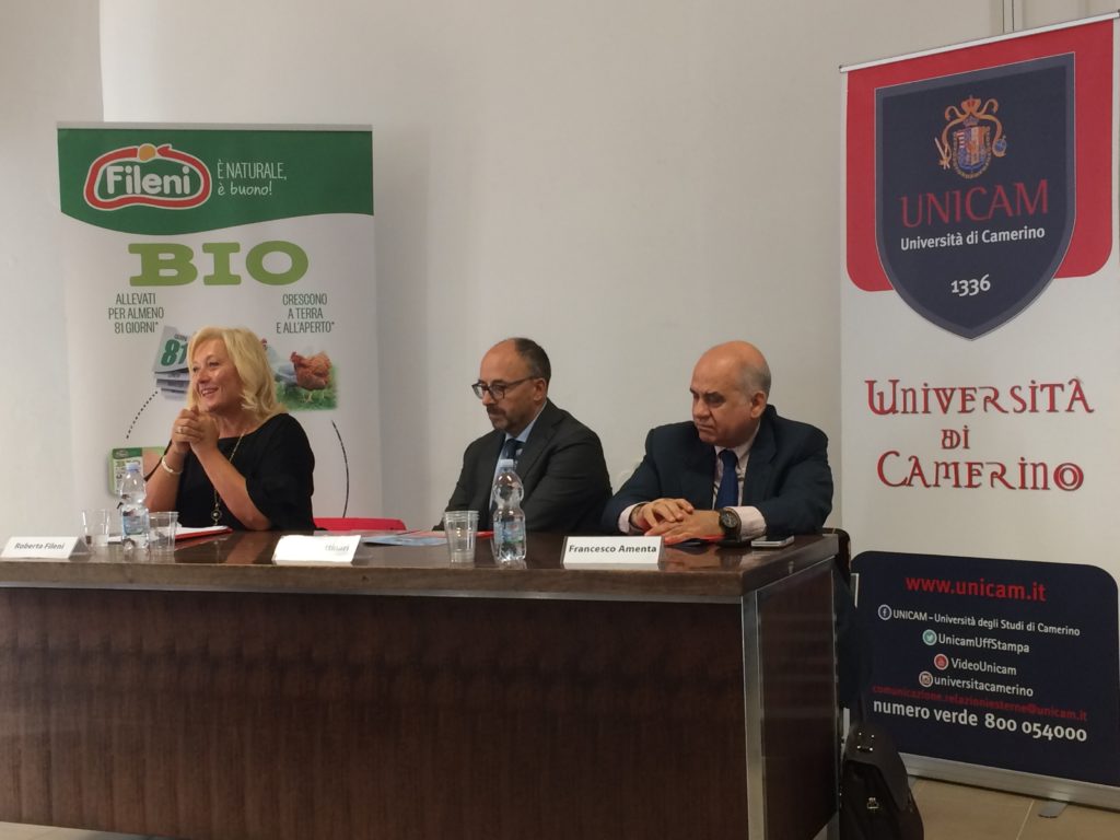 Un momento della presentazione del nuovo macchinario acquistato dalla collaborazione tra l'azienda Fileni e Unicam