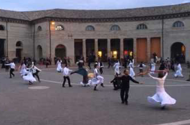 Il folklore invade il Foro Annonario di Senigallia