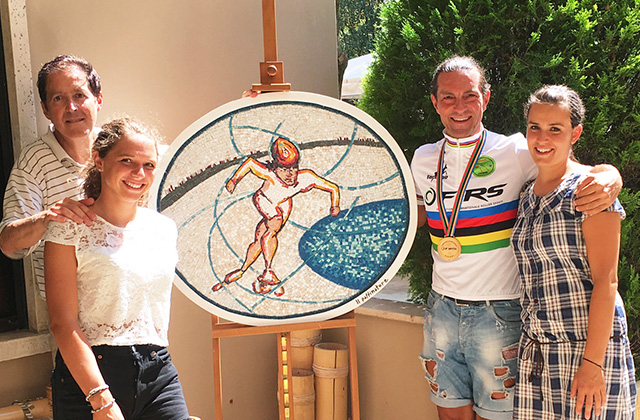 Nella foto, da sinistra: il direttore del centro europeo S.c.v. Enrico De Girolamo, la campionessa italiana Chiara Mesturini, il campione italiano Mauro Guenci e l’artista dell’opera Giorgia Pettinari