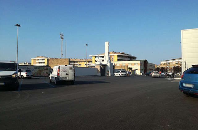 I parcheggi davanti lo stadio Bianchelli di Senigallia