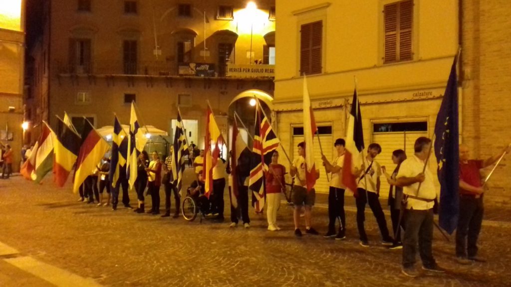 Le bandiere dei Paesi partecipanti in piazza