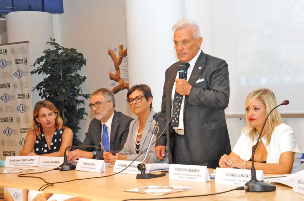 Michele Caporossi prende la parola al tavolo dei relatori