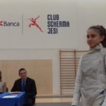 Sofia Giordani mostra la nuova divisa Ubi Scherma Jesi, dietro ci sono Nunzio Tartaglia, Valentina Vezzali e Giovanna Trillini