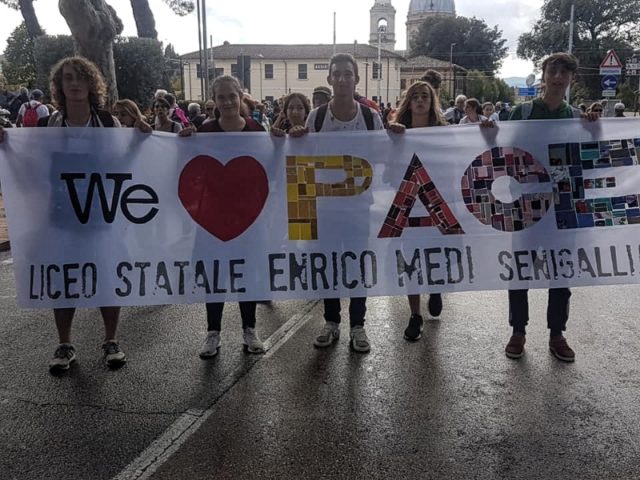Gli studenti del liceo scientifico statale “E. Medi” di Senigallia hanno partecipato alla marcia della pace Perugia-Assisi di domenica 7 ottobre 2018