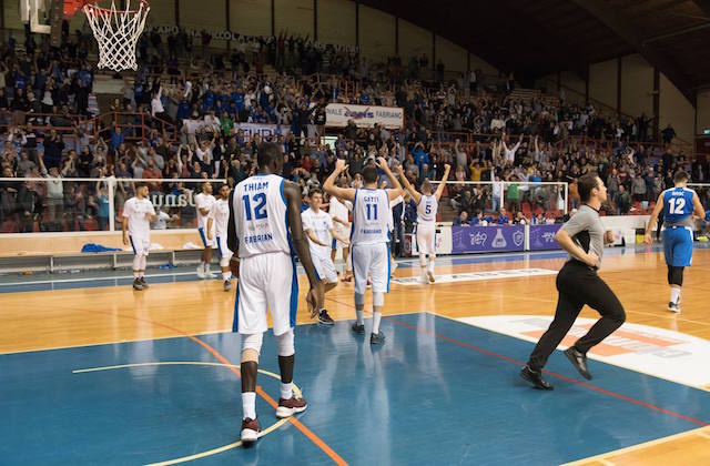 La Ristopro Fabriano in festa dopo la vittoria di mercoledì, unica partita giocata in casa finora (foto di Marco Teatini)