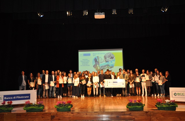 I giovani premiati dalla Bcc sul palco del teatro di Osimo