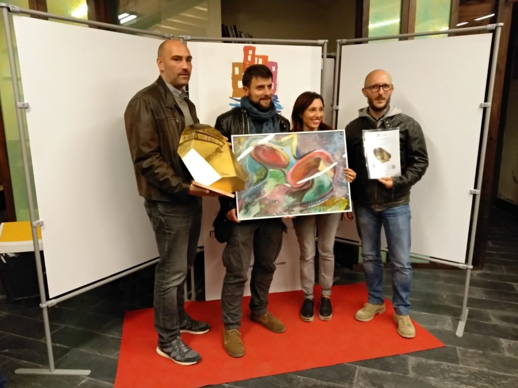 Diego Morresi e Andrea Antolini di Subway isieme ad Alessandro Tesei, ricevono il premio per il miglior documentario