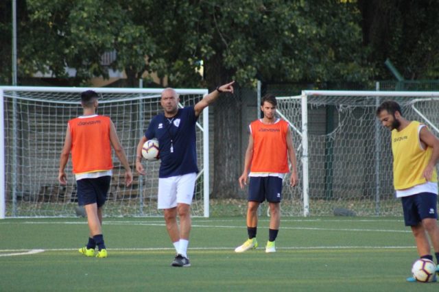Il tecnico dell'FC Vigor Senigallia Massimiliano Guiducci dà indicazioni
