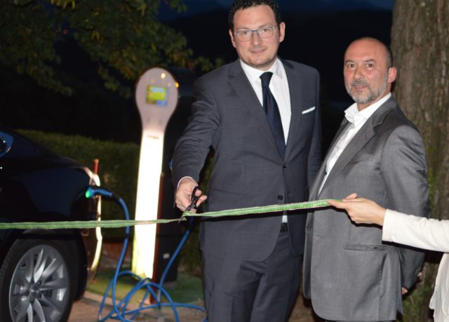 Il taglio del nastro di Mario D'Alesio, titolare del Relais Marchese del Grillo, e Flavio Ceriotti, National Account Repower Italia s.p.a., alla cerimonia inaugurativa