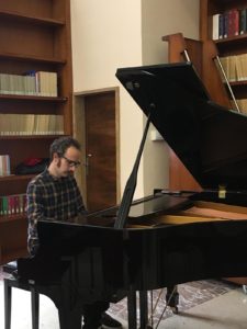 Davide Zilli al pianoforte davanti agli studenti di Unimc