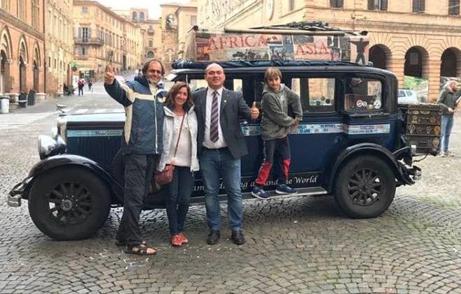 La famiglia Zapp con il sindaco di Osimo Pugnaloni