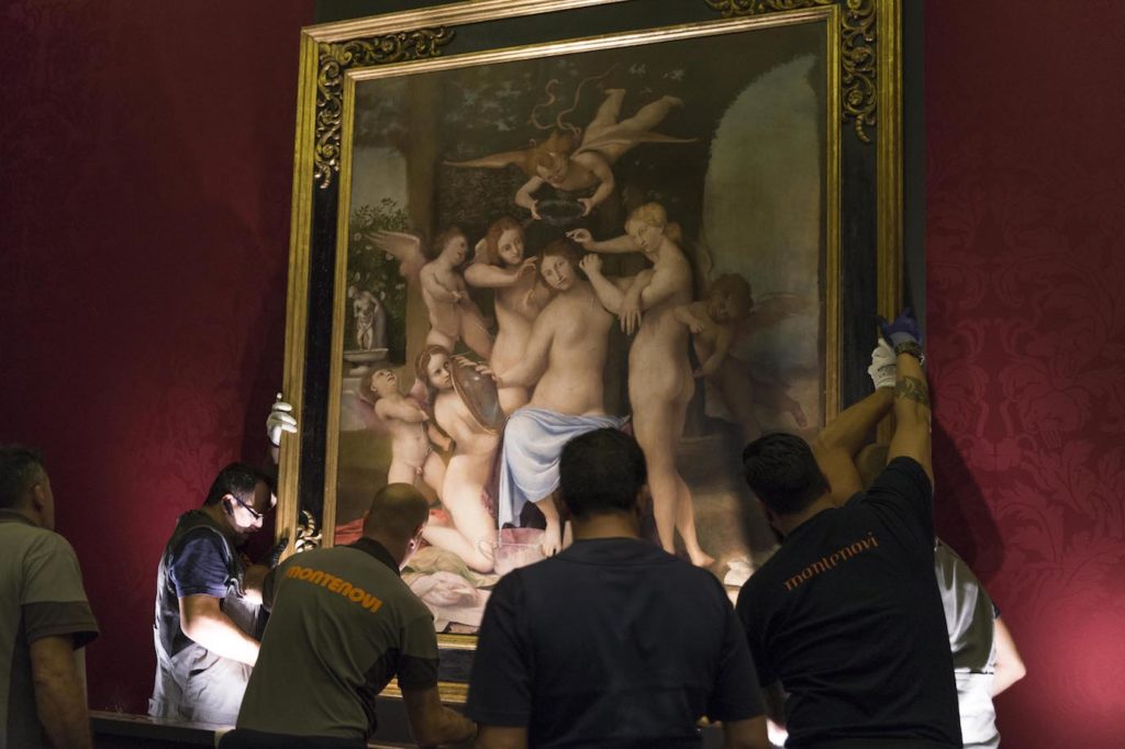 Un momento dell'allestimento della mostra a Macerata su Lorenzo Lotto
