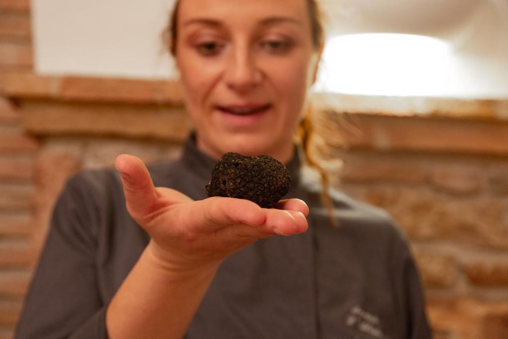 Un tartufo nero fresco tra le mani della Chef Ambassador Serena D'Alesio